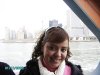 Mayra Sandoval en la el Ferry que conecta las ciudades de Nueva York. Detrás de ella Manhatan.