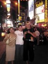 Mamuera, Andrea Goutic, Paola L. Strickland y Monica Gallardo caminando por 
el Times Square.