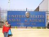 Mayra Sandoval en la entrada de la u.s.a naval academy en Annapolis, USA, en su reciente visita.