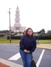 Mayra Sandoval frente al Lincoln Memorial