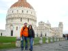 Laura Olague y Jose Antonio De Leon en el Baptisterio, Iglesia y Torre Inclinada en Pisa, Italia