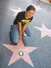 Adriana Rodriguez en su paseo por Hollywood Blvd visitando el paseo de las estrellas