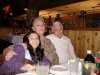 Mariana Garcia acompañada de sus abuelos Julio y Sonia Alonso en restaurante Macarroni & Grill en San Antonio Tx