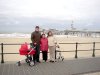 Sra. Magdalena Avalos de Ortega junto a su hija Connie de van Riet, su yerno Bart van Riet y su pequeño nieto Rodolfo van Riet - Ortega, en el malecon de la playa de Schevening de la ciudad de La Haya, Holanda