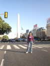Claudia Sámago de González. Obelisco en la Avenida más ancha del mundo en Buenos Aires, Arg. mayo 2008.