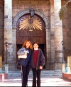 Susana Cedillo Renduel y Paola Limones de Strickland de visita en la antigua iglesia del centro de San Miguel de Allende