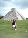 Marcela Cruz y Jorge Rangel en Chichen itza, Yucatan en una de las 7 nuevas maravillas del mundo