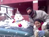 Fernanda Favela y Erik Favela haciendo un mono de nieve en Ruidoso
