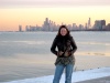 Violeta Fabiola Robles en el Lago Michigan con el Skyline de Chicago de Fondo en Febrero 2008.