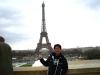 Abraham Martinez y detrás de él la Torre Eiffel