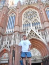 Alex afuera de la Catedral de la Ciudad de la plata, en Buenos aires, Argentina.