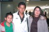 01022008
Patricia Sandoval, Tania Méndez y Aixa López viajaron a Tijuana y fueron despedidas por Ramiro y Cynthia Méndez; y Aylín y Anelí Montes.