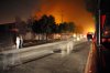 Cerca de cinco horas lucharon los bomberos de Gómez Palacio, Torreón
y Ciudad Lerdo, para sofocar el incendio registrado durante la tarde y noche del martes en la Distribuidora
de Calzado y Equipo Industrial Discalse, S.A. de C.V.