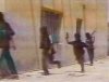 En otra parte del video, aparece el grupo de niños al momento de detener un vehículo en una carretera solitaria y secuestrar a uno de sus ocupantes.