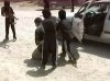 En otra parte del video, aparece el grupo de niños al momento de detener un vehículo en una carretera solitaria y secuestrar a uno de sus ocupantes.