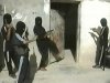 En las grabaciones, también se puede ver el entrenamiento de los menores
en combate, cómo preparan una emboscada e ingresan a una casa para secuestrar a sus habitantes.