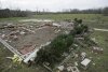 Los habitantes de cinco estados del Sur trataron de rescatar sus pertenencias
de sus viviendas, luego del paso de tornados que arrancaron
tejados, destrozaron viviendas y comercios.