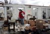 Los habitantes de cinco estados del Sur trataron de rescatar sus pertenencias
de sus viviendas, luego del paso de tornados que arrancaron
tejados, destrozaron viviendas y comercios.
