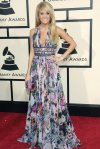 Alicia Keys llevó un vestido azul marino de Giorgio Armani al estilo del viejo Hollywood y el cabello recogido en un moño alto con rizos y los labios rosa, que combinó con una cartera de piel de cocodrilo.