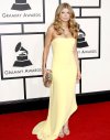 Beyoncé fue la belleza de la noche con un traje largo plateado arriba y azul claro abajo, con una falta de caída suave que recordaba a la Cenicienta. Hasta su cabello estaba más claro.
