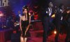 Alicia Keys, ataviada al estilo de los años 50, se sentó frente al piano y cantó Learnin’ the Blues acompañada por un video en blanco y negro del extinto y legendario Frank Sinatra.