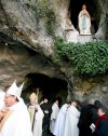 Los Santuarios de Lourdes quedaron abiertos toda la noche, porque los peregrinos, hace siglo y medio, empezaron a congregarse ante la gruta de madrugada para esperar la llegada de Bernadette.
