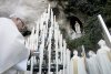 El obispo de Lourdes y guardián de los Santuarios, Jacques Perrier, señaló “Lourdes es un lugar donde cada uno puede encontrar una razón para recuperar la confianza en Dios y en el Hombre, es una iglesia a cielo abierto”.