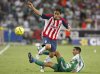 Omar Bravo provocó la erupción del Jalisco en una espectacular jugada con el 'Venado' Medina, quien le dio un excelente pase de taconazo para que el número nueve de Chivas resolviera con tiro de pierna derecha para vencer a Sánchez con el 3-2 al minuto 84.