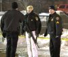 Miembros de la Policía patrullan en el campus de la Universidad del Norte de Illinois, en Dekalb (EU), después de que un hombre abrió fuego en el salón de conferencias.