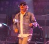 No pudo faltar L.A. Woman,
pieza que aprovechó Brett Scallions para colocar una manta de Jim Morrison -cortesía del público en el bombo de la batería, para posteriormente hacerle caravanas a la
imagen del Rey Lagarto.