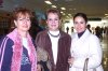 10082008
Con destino a Ensenada, B. C., partió Maricela Ramírezy Silvia Weber, las despidió  Silvia de  Núñez.