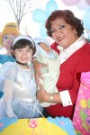 08022008
Ximena Sandoval Valadez acompañada del pequeño Enriquito y de su abuelita Irma Ortiz, el día de su fiesta de cumpleaños.