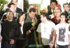 La ex parlamentaria colombiana Gloria Polanco de Lozada abraza a uno de sus hijos, tras el aterrizaje del avión que llevó a los cuatro ex congresistas a la capital venezolana.
