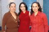 10022008
Brenda acompañada de su mamá Maribel Malerva de Balboa y Judith Balboa de Saldaña.