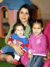 03022008
Berenice Valenzuela con sus hijos Rolando y María Isabela Orozco Valenzuela.