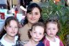 21022008
Yolanda Palomo y Paris Gómez, festejaron el octavo cumpleaños de su hija Diana Laura con una piñata.