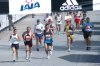 Los atletas aprovecharon cualquier lugar para descansar de la agotadora carrera de 42 kilómetros.