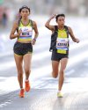 Franco igualó al subcampeón 15
metros antes de la marca del kilómetro
36, para finalmente dejarlo en el
camino al cruzar el bulevar Revolución
por el Paseo de la Rosita, cuando ya se
enfilaban a la meta, donde miles de laguneros desde temprana hora, esperaban el arribo de los triunfadores.