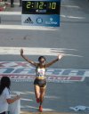 La capitalina Patricia Rétiz se convirtió en la nueva reina del Maratón Internacional Lala, luego de ganar la vigésima edición del certamen lagunero. Rétiz paró el cronómetro en 2 horas, 30 minutos y 29 segundos.