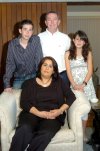 06032008
Carlos Graham y Laura C. de Graham con sus hijos Laura y Carlos.