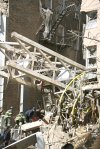 Las personas que residen cerca del lugar reportaron haber escuchado un rugido terrible cuando la estructura se desprendió de un edificio en construcción.