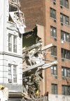 La grúa demolió partes de tres edificios en el East Side de Manhattan y aparentemente pulverizó un pequeño edificio de apartamentos con fachada de ladrillos.