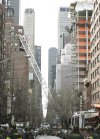 Una grúa de unos 19 pisos de altura se desplomó desde una obra en construcción, cayó sobre un edificio de apartamentos y mató a por lo menos cuatro personas,  en Nueva York, indicaron las autoridades.