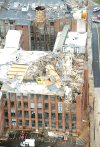 Varios testigos señalaron a CNN que el centro de Atlanta parece una zona de guerra, con las calles llenas de cristales rotos, árboles caídos y tejados desprendidos de las casas.