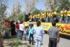'Ya viene', 'cada vez está más cerca', gritaban los pequeños, quienes por
unos momentos soltaban las manos de
sus padres para invadir la calle y ver
cuánto faltaba para poder apreciar el
tan esperado Desfile de Primavera.