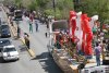 Los 11 carros alegóricos siguieron
con rumbo a Torreón, cruzaron
el puente.