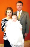 El pequeño Luis Eduardo Olivares Reyes junto a sus abuelos paternos, María Luisa Martínez de Olivares y Porfirio Olivares Robles.