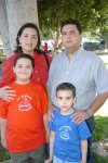 09032008
Nuria Ulloa y Juan Carlos Contreras con  sus hijos Juan Carlos y José Alberto.
