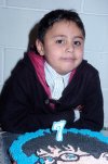 13032008
Rafael Salazar Castillo con su pastel de cumpleaños.