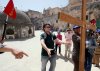 Un guía turístico da instrucciones a unos peregrinos cristianos que portan una cruz de madera de grandes dimensiones en el tejado de la Iglesia del Santo Sepulcro de Jerusalén.